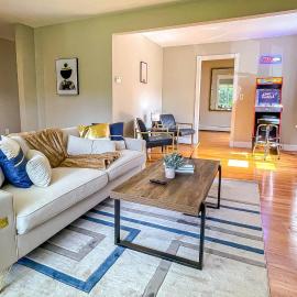 Majestic Princeton Home • Arcade • Big Yard • 4BR, Hotel in Princeton