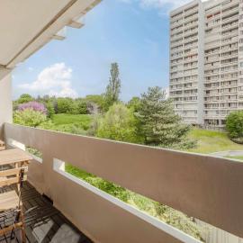 Bright studio near Metro Line 3 and shops