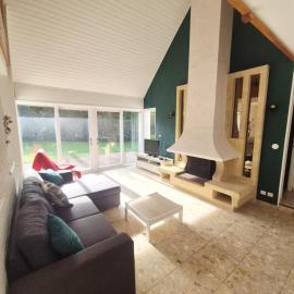 Grande maison de 4 chambres avec jardin et baby-foot، فندق في تريغناك