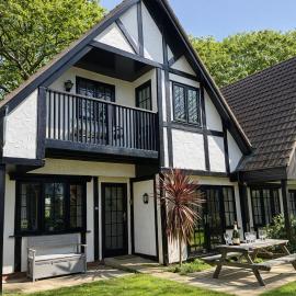 Luxury Woodland Retreat with Pool, hotel in Saint Erth