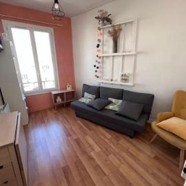 Appartement a 100 mètres du parc des exposition 5eme étage, hotel in Vanves
