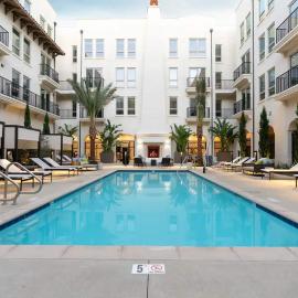 The Village Collection with Gym Pool and Spa: Montclair şehrinde bir otel