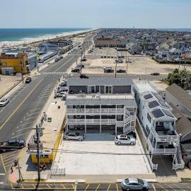 Luxury 2 floor Beach View Condo Bright & Breezy Rental by beach 4 bedroom Beach Badges and Parking, hotel u gradu Sisajd Hajts