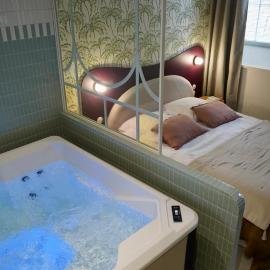 Le Cocon Spa proche Puy DuFou, hotell i Mesnard-la-Barotière