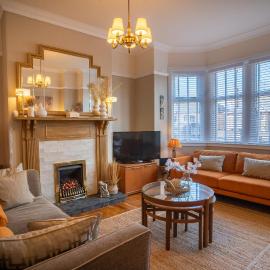 Art Deco Period Townhouse with Garden Near to Town، فندق في دومفريس