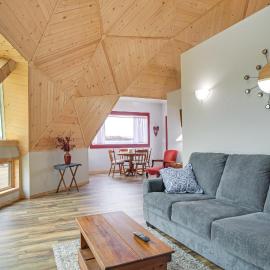 Unique Dome Home in Menomonie: 2 Mi to Main St!, hotel u gradu Menomoni