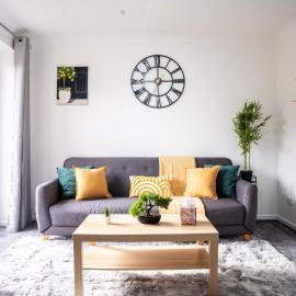 Modern Luxurious Apartment with Balcony, hotel in Milton Keynes