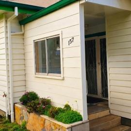 Holiday House in Sunbury Centre, ξενοδοχείο σε Sunbury