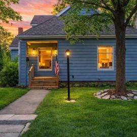 Blue & Gold Retreat sleeps 14 Minutes from ND