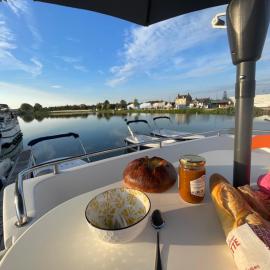 Iris, bateau douillet, hotel in La Collancelle