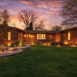 Near Shopping & Dining- The South Bend Bungalow, hotelli kohteessa Granger