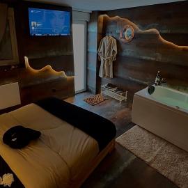 Cabin 13 Immersive Suite with Balneotherapy, hotel in Boulogne-sur-Mer