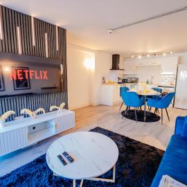 Modern 2 BR 2 Bath Flat With Balcony & Fast WiFi, hotel in Cardiff