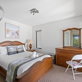 Deluxe Waterfront Queen Room in Caringbah South - Gorgeous Views All Around - Shared Bathroom, hotell sihtkohas Lilli Pilli