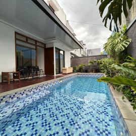 Patria Villa Maguwo with Private Pool, hotel v destinaci Salakan
