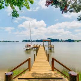 Private Waterfront Retreat with dock on 7 acre, hotell sihtkohas Colonial Beach