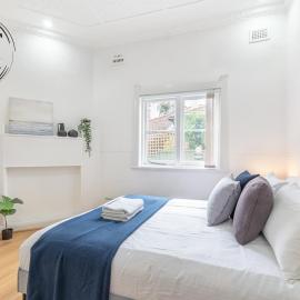 Well-Located Double Room Near Eastwood Station - Shared Bathroom and Kitchen