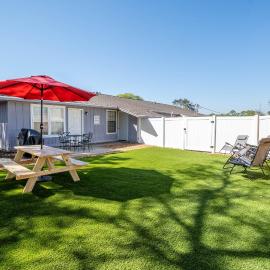 2BR King, Dog Friendly, Private Gated Yard, Turf, Grill, Near Beaches
