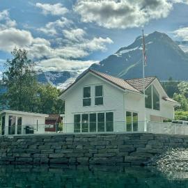 Newly Built Cabin With Sauna By Oldevatnet, hotel in Olden