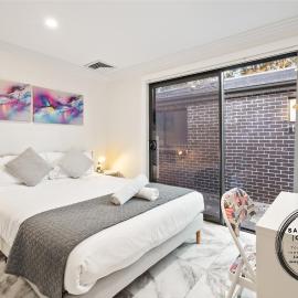 Boutique Queen Room - Centrally Located at Glenfield - Shared Bathroom, hotel em Glenfield