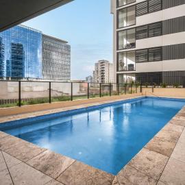 Prestige 2BR Stay with Ocean Views - Rooftop and Cinema, hotel en Wickham