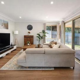Family & Pet-Friendly 4BR Home Freshly Renovated near Transport & Malls: Kuraby şehrinde bir otel
