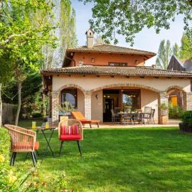 104 - Balatonszárszón 3 hálószobás luxus nyaraló saját vízparttal kiadó
