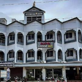 Kdk lodge, hotel in Pollāchi