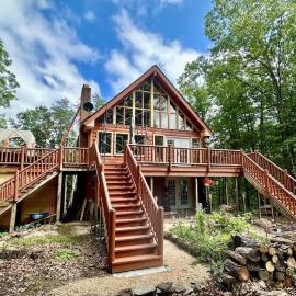 Jagerhouse - A Custom-Built Swiss-Style Luxury Mountain Retreat - 3 BR Upper Level, 1 Mile from Bryce Golf & Ski Resort, hotel en Mount Jackson