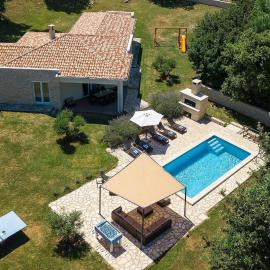 Villa Hemera - Oasis of Peace and Privacy by Istrabook, Hotel in Kršan