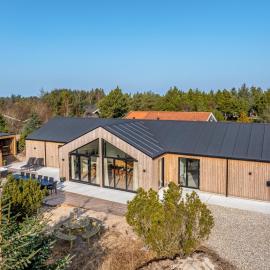 Lovely 16-Person Luxury House With Activity Room, Outdoor Hot Tub And Outdoor Sauna, hotel u gradu Fjerritslev