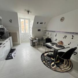 Les Roitelets "MUSIQUE" - Bel Appartement T2 - Thème Musique - Entièrement NEUF - Classé 3 étoiles - Proche Centre-ville & Thermes - Tout Confort - Ménage et Linge de maison INCLUS, hotel in La Bourboule