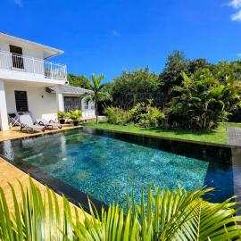 Coconut Lodge Open-Plan Suite with Kitchen, Indoor & Outdoor Showers & Infinity Pool, hotel in Cap Malheureux