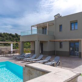 Amnia Villas with Private Pool، فندق في Kapsalianá