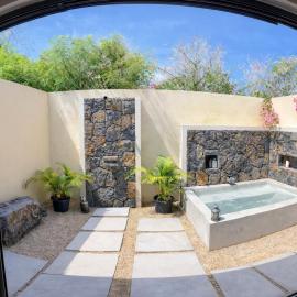 Vanilla Lodge Tropical Garden Suite with Outdoor Stone Bath & Bamboo Shower, inifinity pool, Hotel in Cap Malheureux