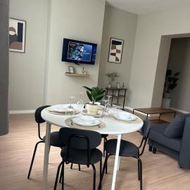 Elegant renovated apartment 2 bedrooms close to transport, hotel en Bruselas