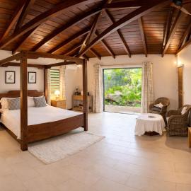 Cinnamon Room Four-Poster Bed, Freestanding Bath, Walk-In Shower & Infinity Pool, Hotel in Cap Malheureux