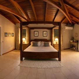 Cinnamon Room Four-Poster Bed, Freestanding Bath, Walk-In Shower & Infinity Pool, hotel i Cap Malheureux
