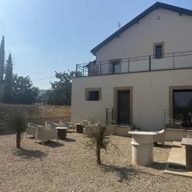 Gîte entier ou chambres dans parc clos avec piscine, hotel in Andancette