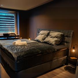 Modern Black Studio Apartment 4 mit Balkon