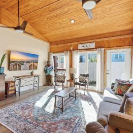 Sunny Beach Bungalow Pet Friendly Near Beach, hotel in Myrtle Beach