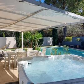 Villa des amoureux avec Jacuzzi Piscine, hotel en Sorgues