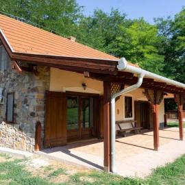 Feketebács Nyaralóház, hotel in Káptalantóti