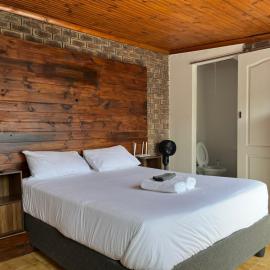 Blue Moon Cozy Poolside Bachelor Flat, hotelli kohteessa Bellville