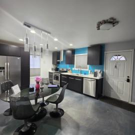 Modern Retro 2BR Condo, hotel in High Point