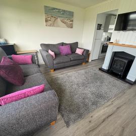 319, Two bed newly refurbished chalet on Sund0wner Holiday Park - Sleeps 5, pet friendly - Includes electricity, bed linen and towels - Entertainment options close by、ヘムズビーのホテル