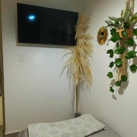 Habitacion Sencilla con baño compartido en Apartamento ambiente NO FAMILIAR، فندق في جيرون