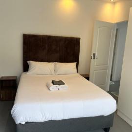 Blue Moon Charming 2 Bed Poolside Apartment, hotelli kohteessa Bellville