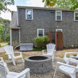 Great Home with Game Space 0 8 miles from Cooks Brook Beach, hotel v destinácii Eastham