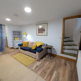 Bright cottage, sleeps 4, near trails, own parking, hotel en Abercarn